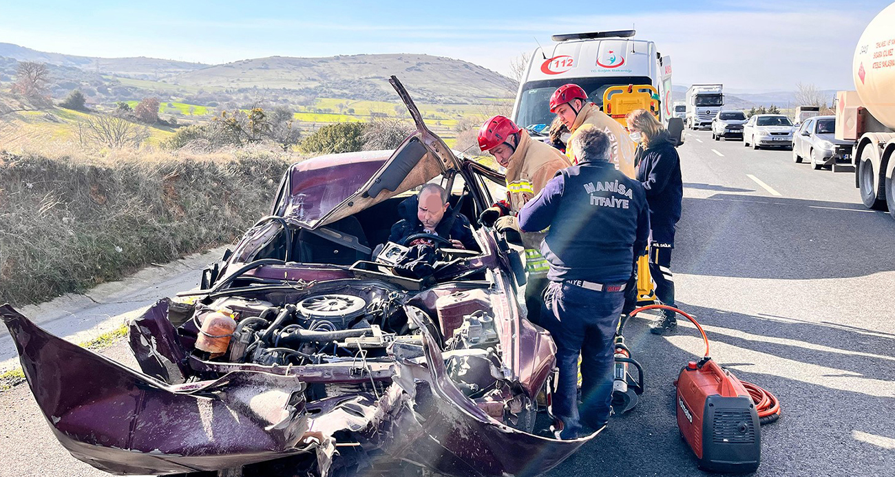 Manisa’da Trafik Kazası: Otomobil Tıra Çarptı, Sürücü Yaralı Kurtuldu