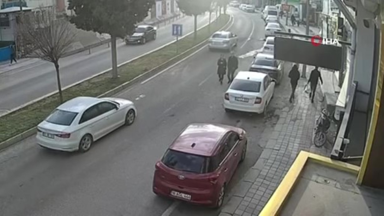 Mardin’de Kadın Öğretmene Çarpan Araç Güvenlik Kamerasında