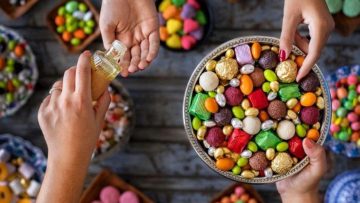 Çocukluğumuzun Ramazan Bayramları: Mendilde Şeker, Avuçta Kolonya