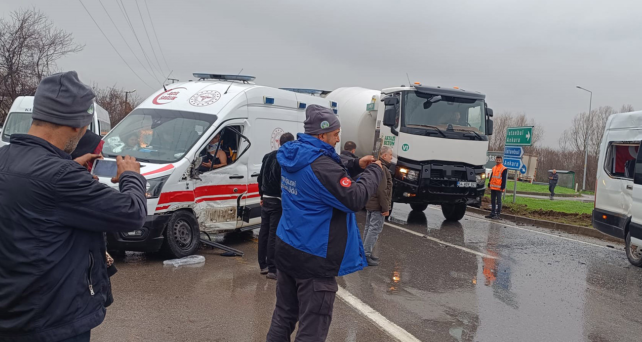 Sakarya Akyazı’da Kaza: Ambulans ve İşçi Servisi Çarpıştı, 11 Kişi Yaralandı