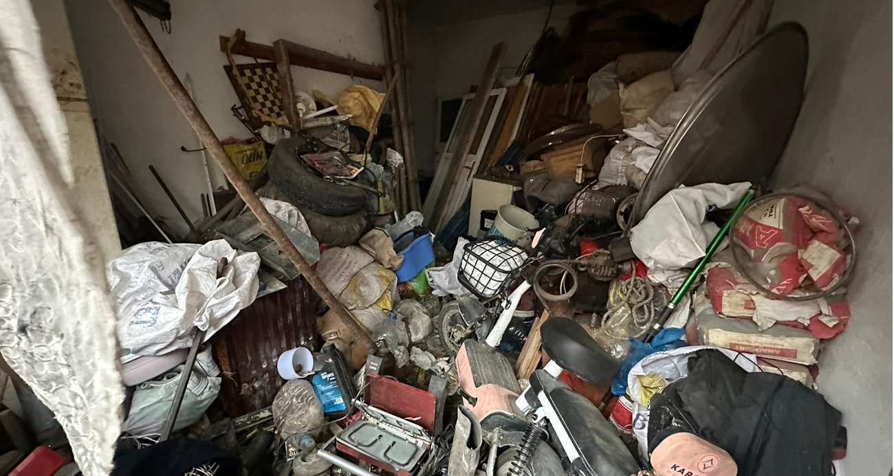 Sakarya’da Bir Evden 20 Kamyon Çöp Çıkarıldı