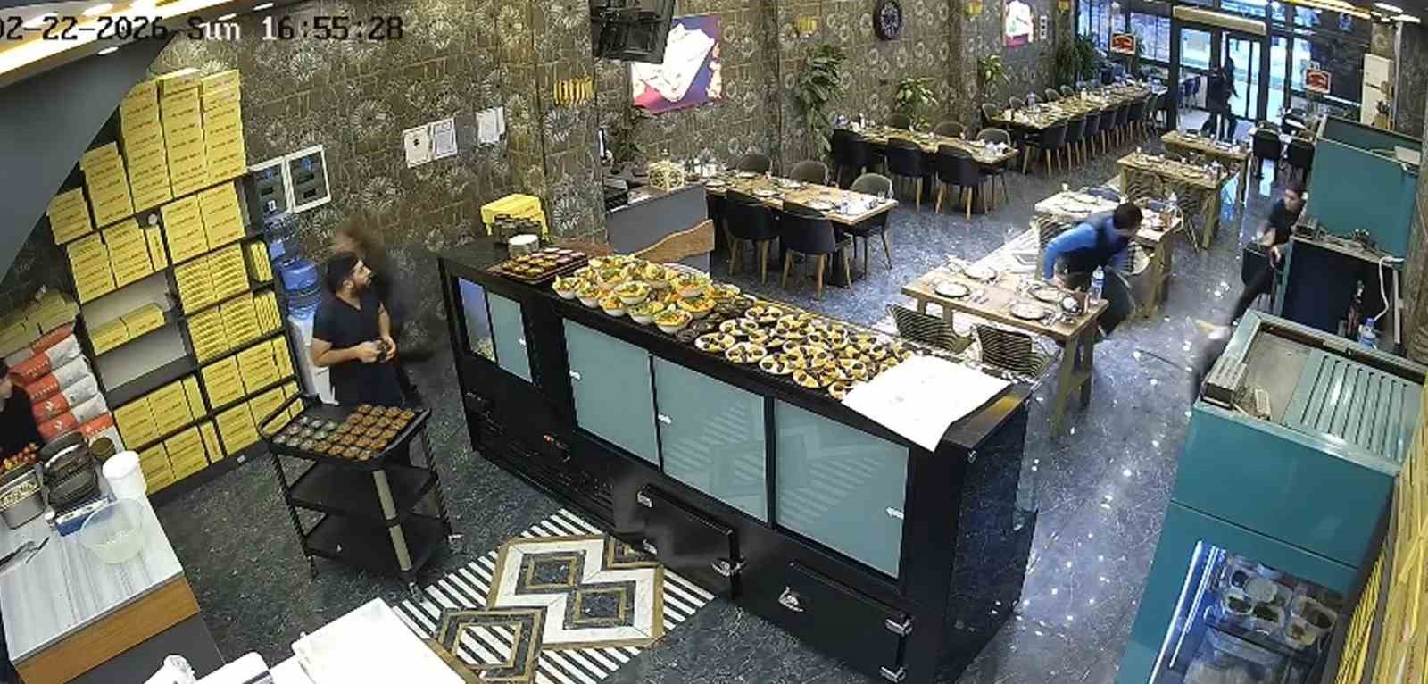 Sakarya’da Kebap Salonunun Asma Tavanı Çöktü: Çalışanlar Son Anda Kurtuldu