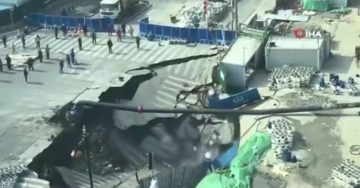 Şanghay’da Metro İnşaatı Sırasında Meydana Gelen Yol Çökmesi Büyük Çukur Oluşturdu