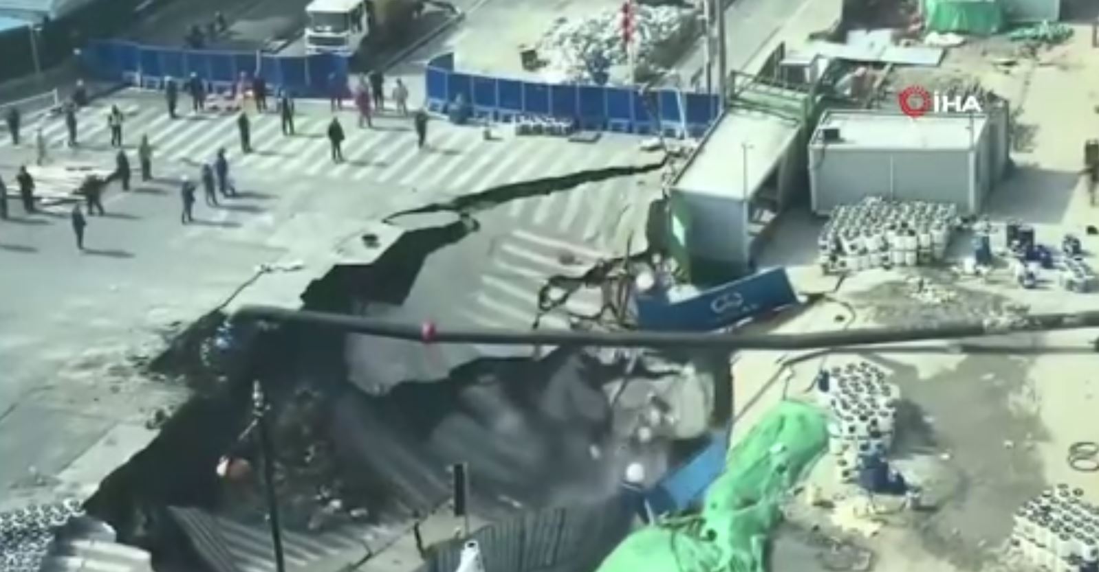 Şanghay’da Metro İnşaatı Sırasında Meydana Gelen Yol Çökmesi Büyük Çukur Oluşturdu