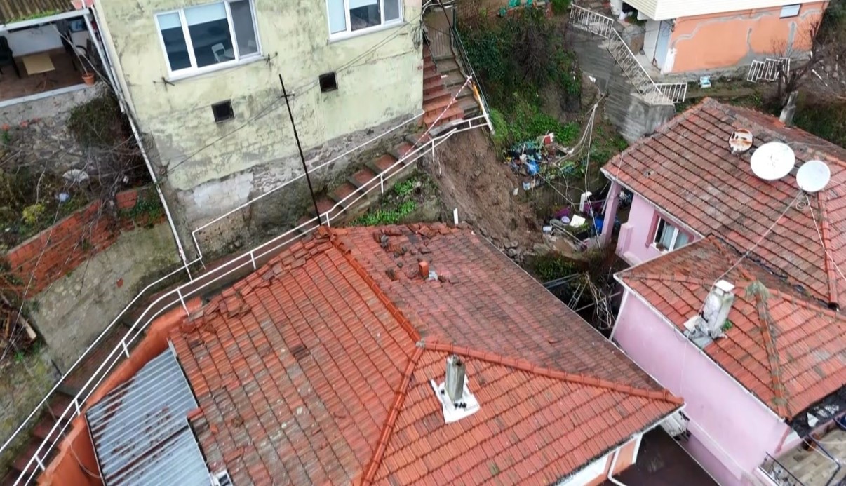 Sarıyer’de Çöken Merdiven Nedeniyle 31 Kişi Tahliye Edildi