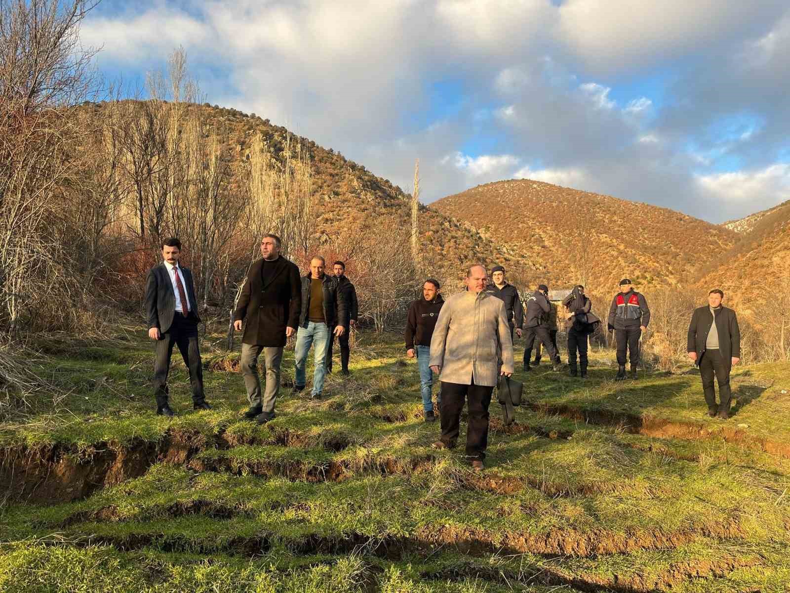 Sivas Koyulhisar’da Heyelan Korkusu: Köy Halkı Tedirgin