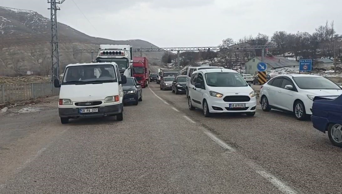 Sivas ve Kayseri Arasında Kar Nedeniyle Ulaşım Durdu