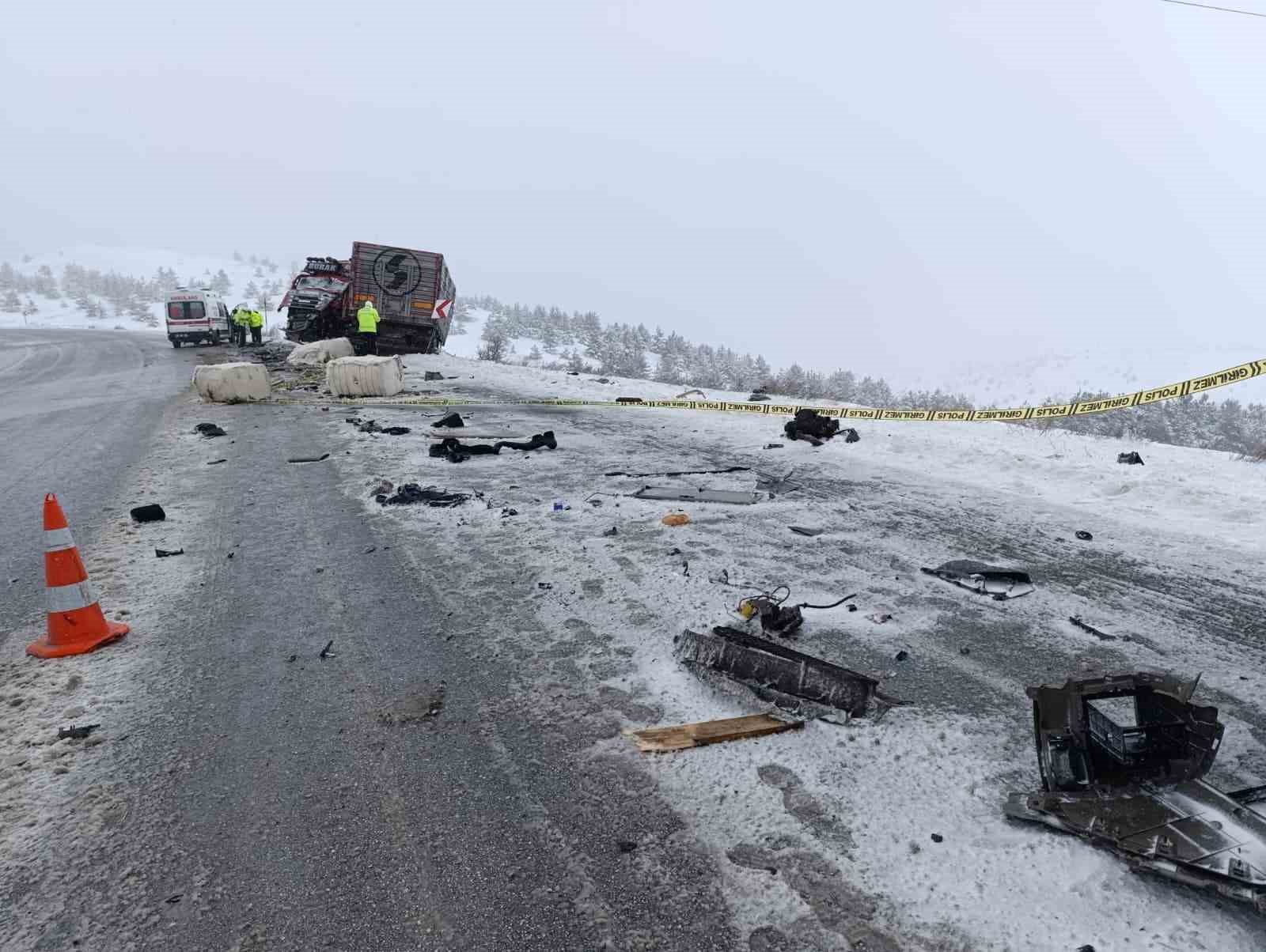 Sivas Yıldızeli’nde Korkunç Trafik Kazası: 1 Ölü, 2 Yaralı