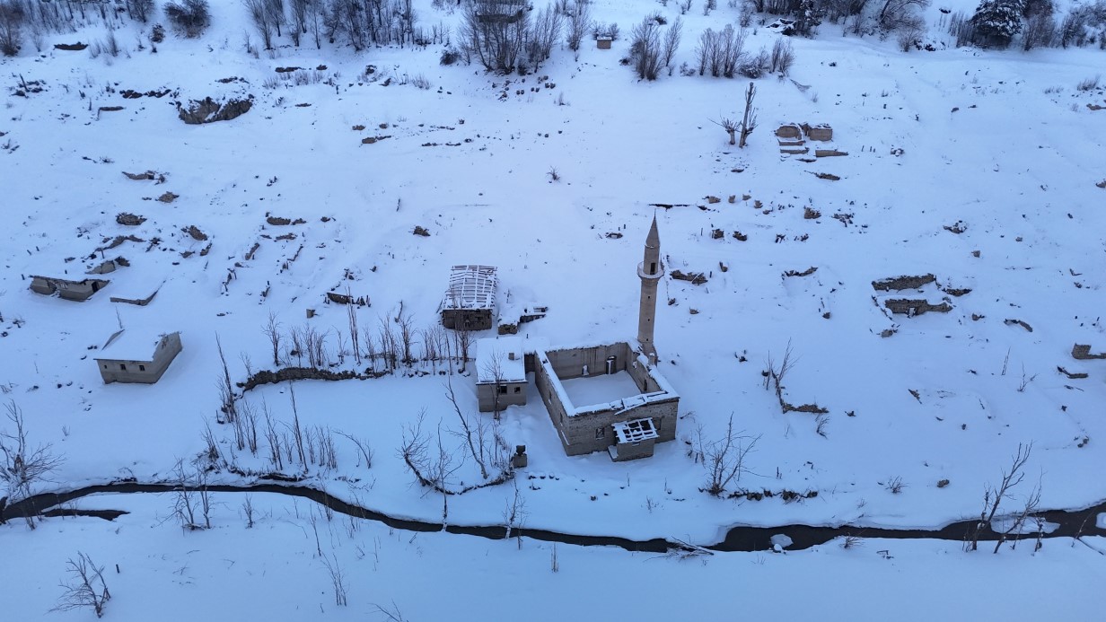 Sivas’ta Bir Köyün Su Altından Kar Altına Yolculuğu
