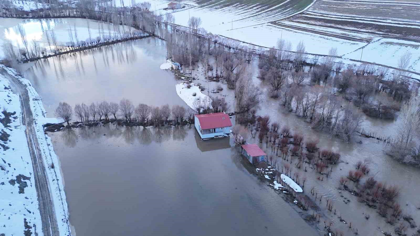Sivas’ta Eriyen Karlar Yıldız Irmağı’nda Taşkınlara Neden Oldu