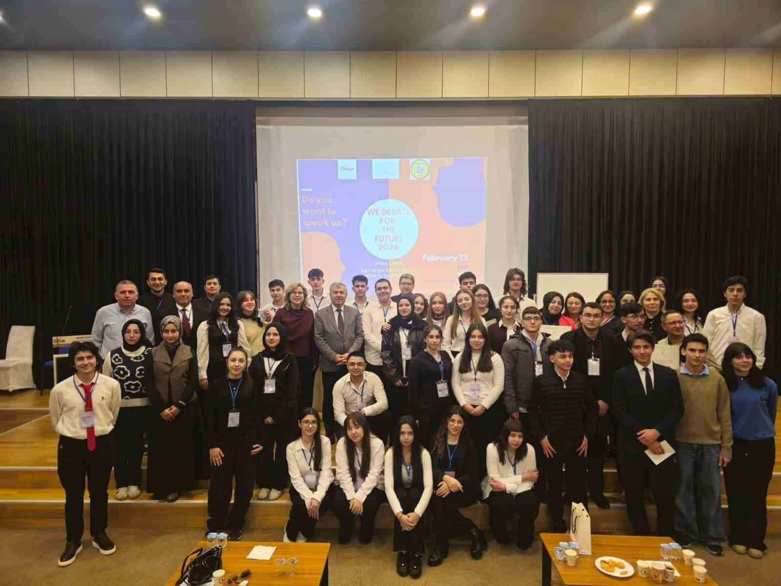 Sivas’ta Genç Zihinler İngilizce Münazara Yarışmasında Kıyasıya Yarıştı