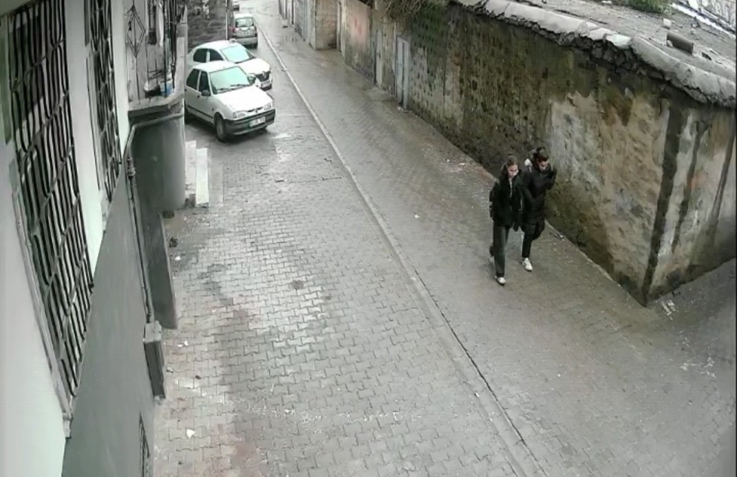 Siverek’te Metruk Bina Duvarı Çökmesi: İki Çocuk Son Anda Kurtuldu