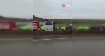 Tuzla’da Park Halindeki Tıra Çarpan Minibüs: 13 Yaralı