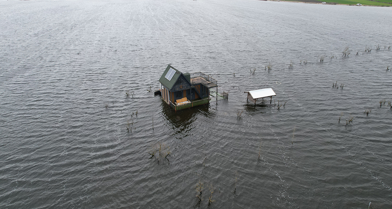 Ulubat Gölü Taştı: Bursa’da Yüzen Evler Görsel Bir Felaket Sunuyor