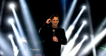 Ünlü Şarkıcı Edis Görgülü Havalimanında Gözaltına Alındı