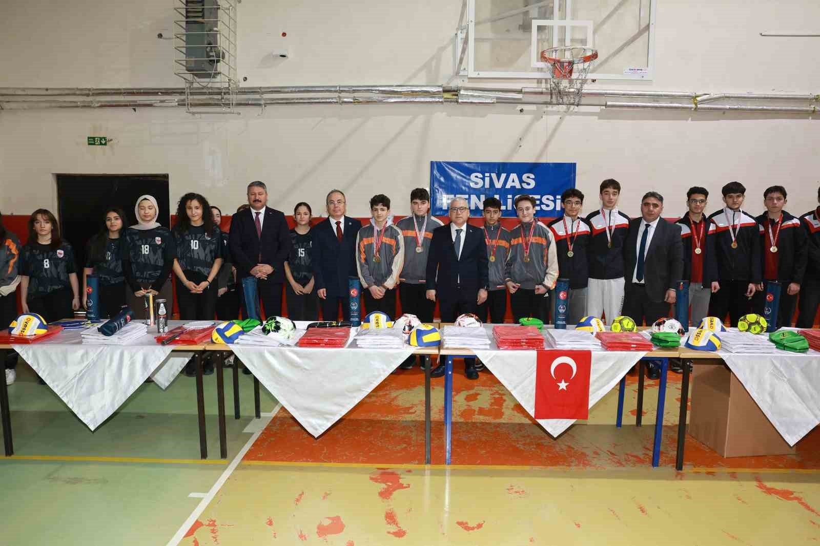 Vali Şimşek’ten Sivas Fen Lisesi’nde Spor Malzemesi Dağıtımı ve Öğrenci Etkileşimi