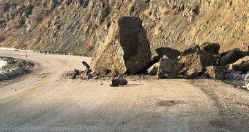 Yüksekova-Van Karayolunda Büyük Tehlike: Dev Kayalar Yola Düştü