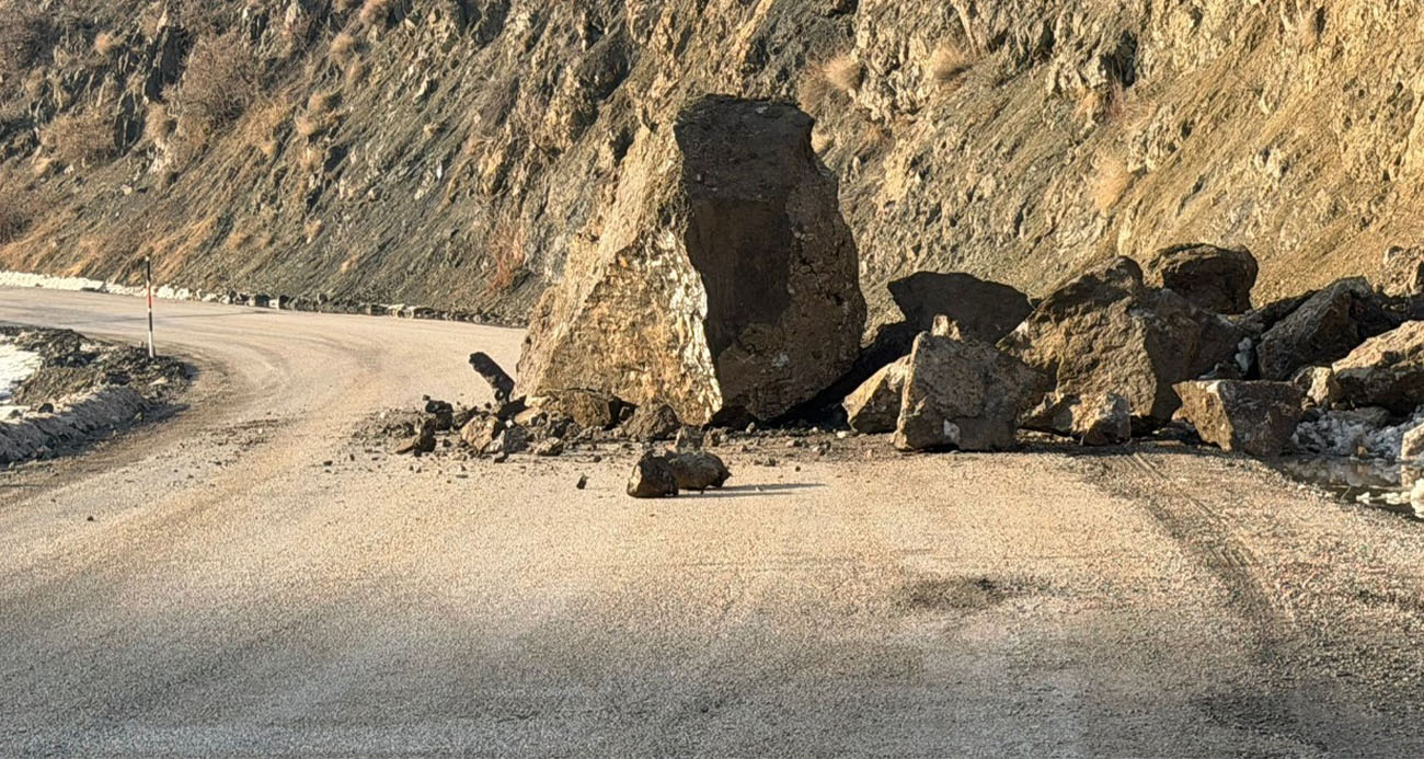 Yüksekova-Van Karayolunda Büyük Tehlike: Dev Kayalar Yola Düştü