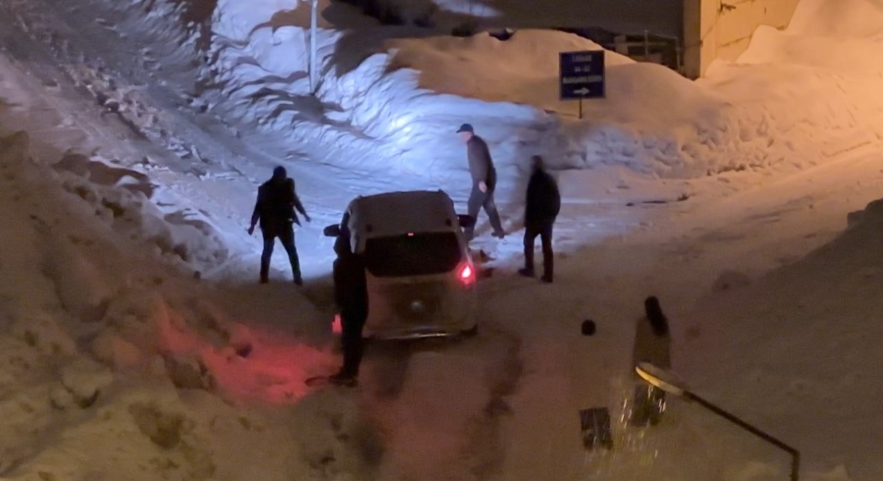 Yüksekova’da Rekor Kar Yağışı: Mahallelinin İmeceyle Araç Kurtarma Çabası