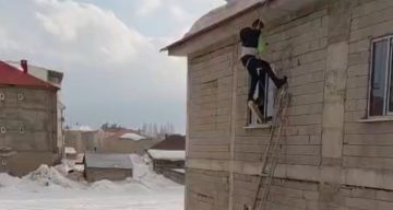 Yüksekova’da Tehlikeli Anlar: Çatıda Mahsur Kalan Vatandaş Kurtarıldı