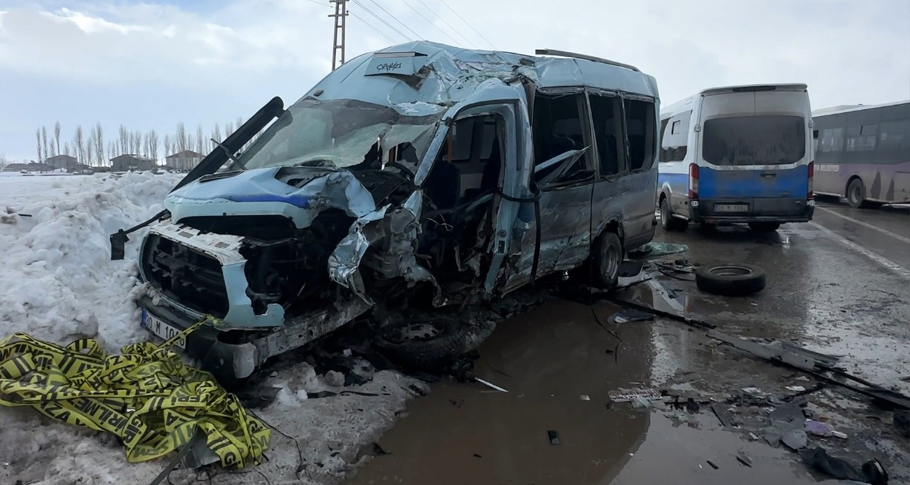 Yüksekova’da Trafik Kazası: Belediye Otobüsü ve Minibüs Çarpıştı, 18 Yaralı