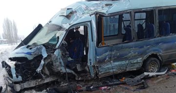 Yüksekova’da Trafik Kazası: Belediye Otobüsü ve Minibüs Çarpıştı, Çok Sayıda Yaralı Var