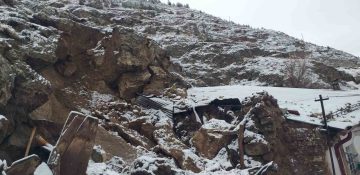 Zara’da Tehlikeli Anlar: Yamaçtan Kopan Kayalar Yolu ve Ahırı Vurdu