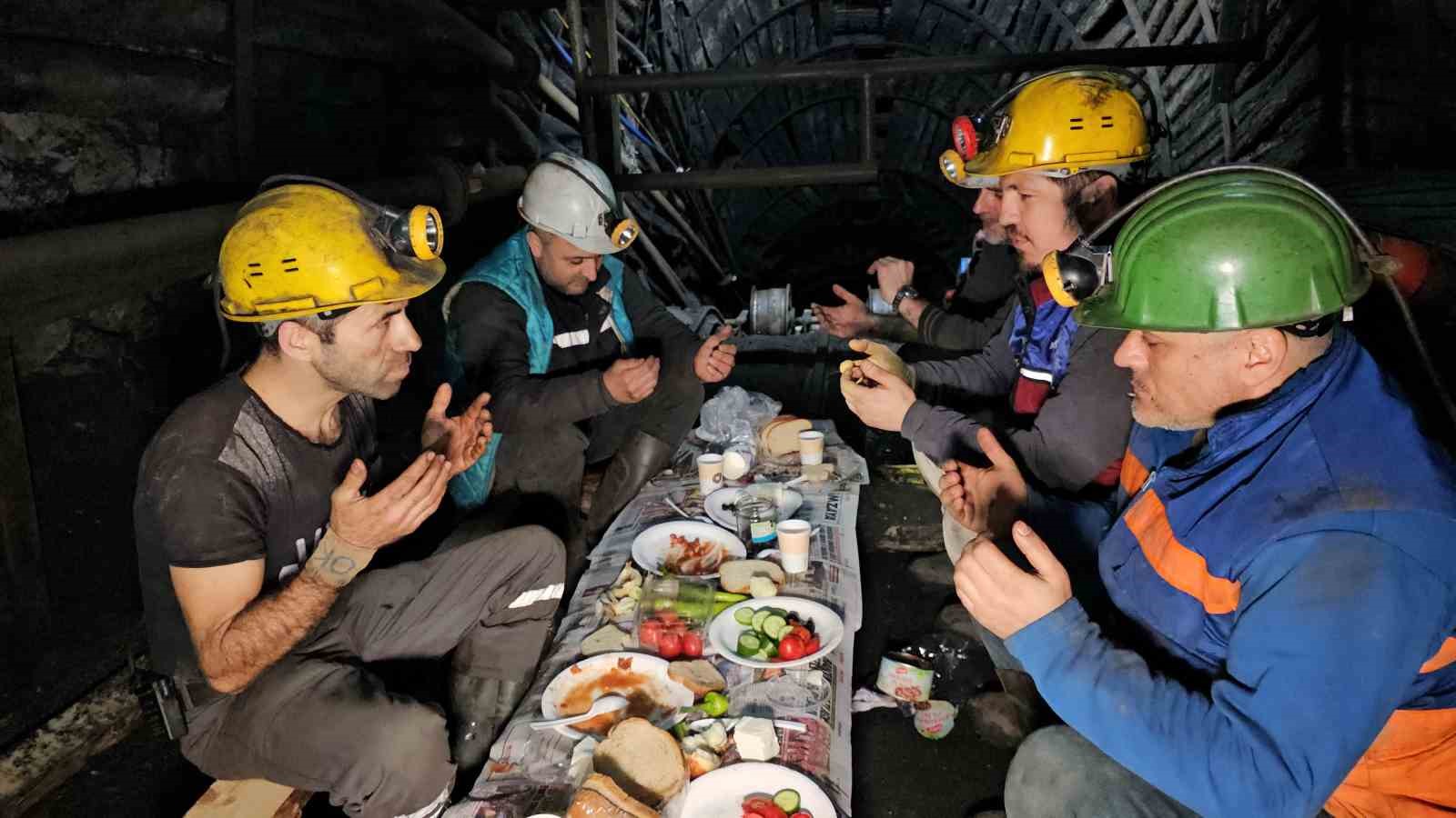 Zonguldak’taki Madenciler Yerin 120 Metre Altında Sahur Yaptı