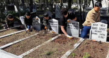 Adana’da İki Kardeşin Mezarlık Temizliği Hareketi Geniş Kitlelere Ulaştı