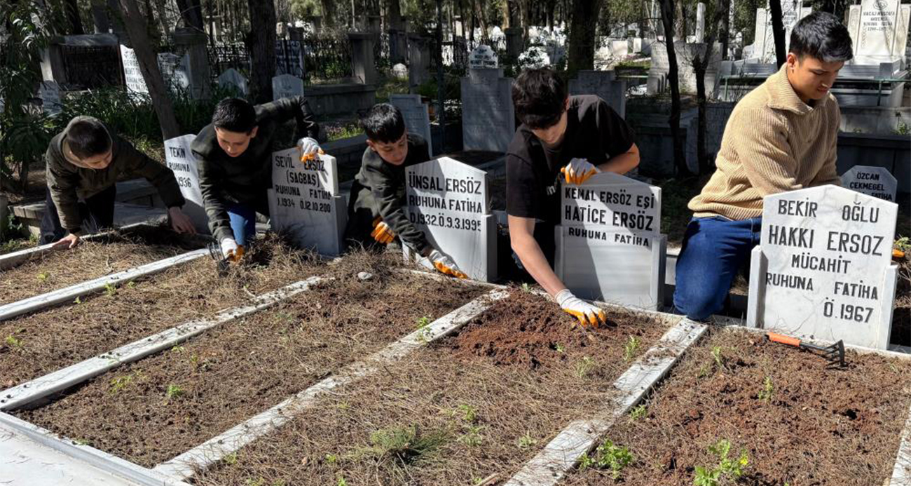 Adana’da İki Kardeşin Mezarlık Temizliği Hareketi Geniş Kitlelere Ulaştı