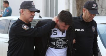 Adana’da Trafikte Tehlikeli Manzaralar: Ayakla Direksiyon Kullanma Cezalandırıldı