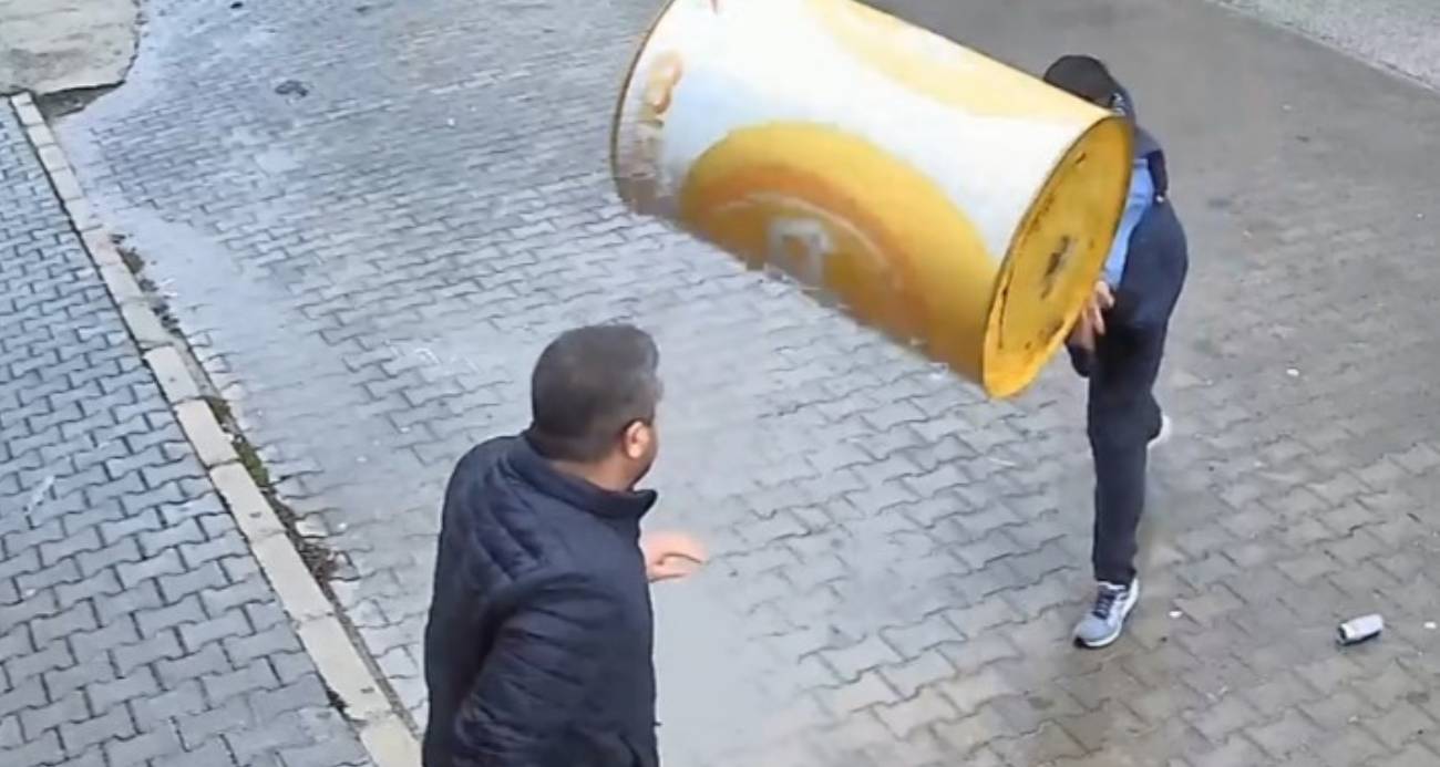 Afyonkarahisar’da Şaşkınlık Yaratan Kavga: Varil, Parke Taşı ve Masa Havada Uçuştu