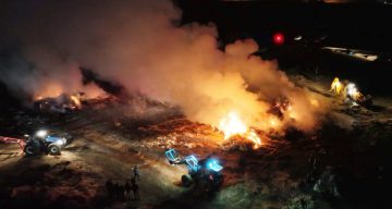 Aksaray’da Geceyi Aydınlatan Dev Yangın: Saman Balyaları Kül Oldu