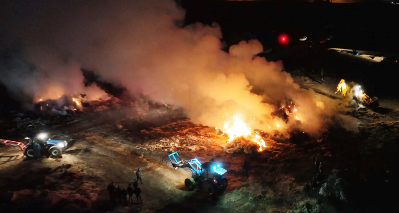 Aksaray’da Geceyi Aydınlatan Dev Yangın: Saman Balyaları Kül Oldu