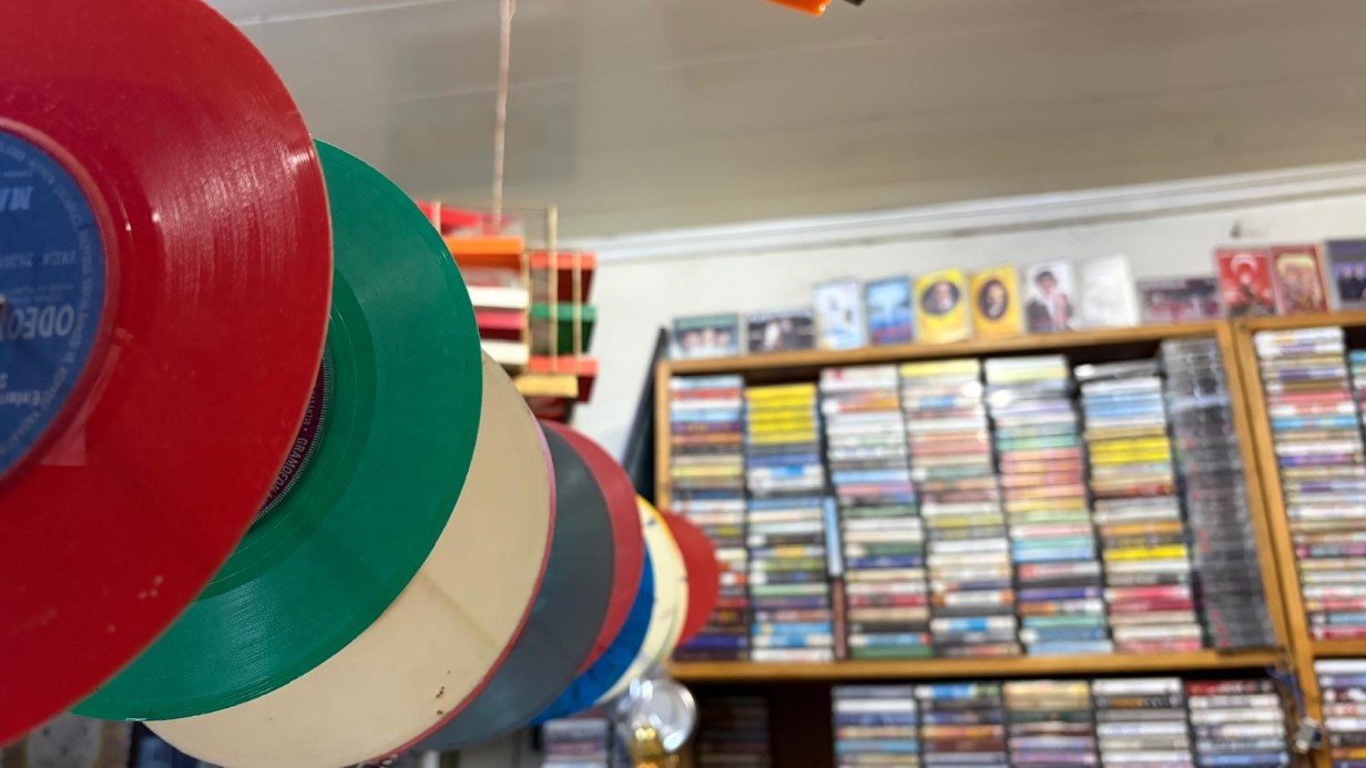 Ankara’nın Nostalji Tutkunu: Harun Han’ın Plak ve Kaset Dünyası