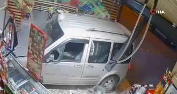 Antalya Gazipaşa’da Kontrolden Çıkan Araç Marketin İçine Girdi