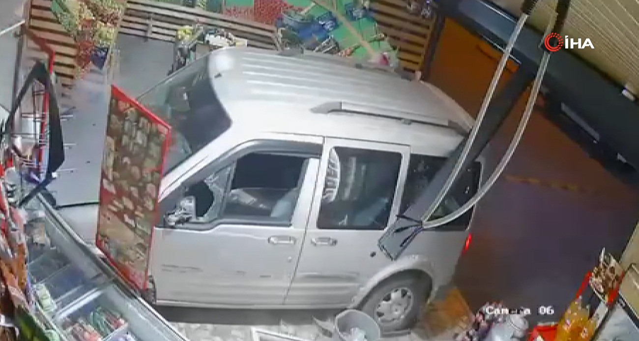 Antalya Gazipaşa’da Kontrolden Çıkan Araç Marketin İçine Girdi