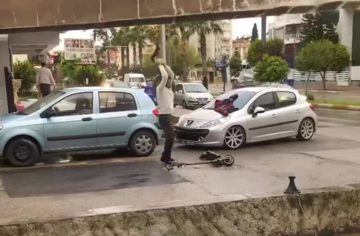 Antalya’da Scooter Öfkesi: Vatandaş Bozulan Aracını Taşla Parçaladı
