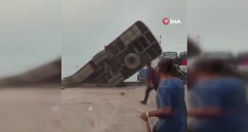 Bangladeş’te Feribot Kazası: Nehre Düşen Otobüste 2 Kişi Hayatını Kaybetti