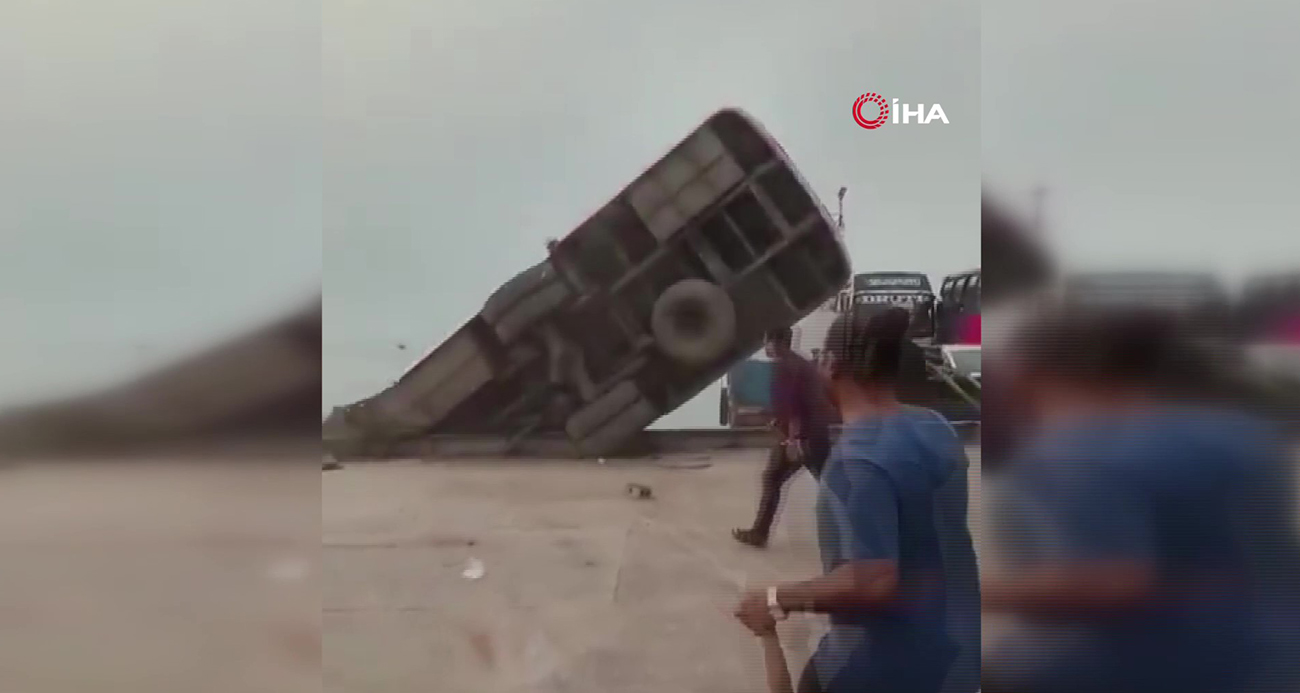 Bangladeş’te Feribot Kazası: Nehre Düşen Otobüste 2 Kişi Hayatını Kaybetti