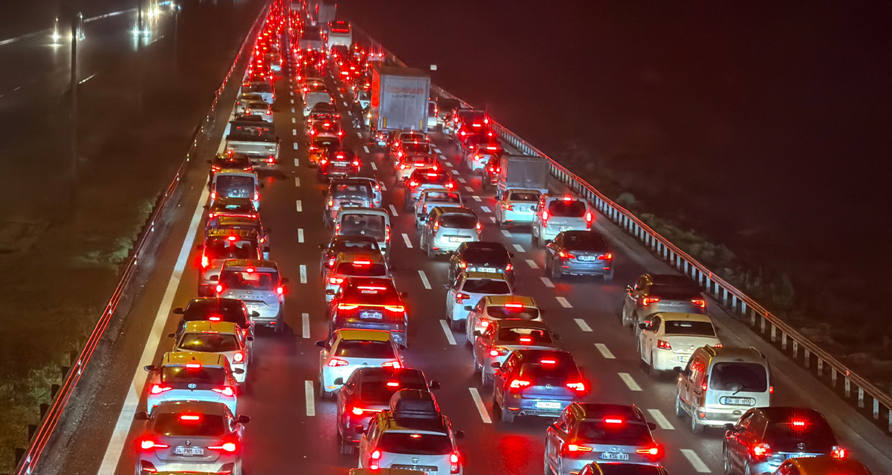 Bayram Dönüşü Trafik Yoğunluğu: Düzce’de Araç Kuyrukları Kilometreleri Buldu