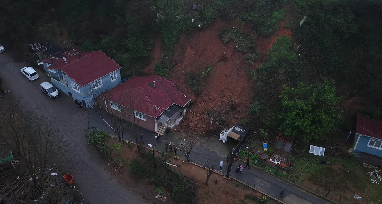 Beykoz’da Meydana Gelen Toprak Kayması Zarara Neden Oldu
