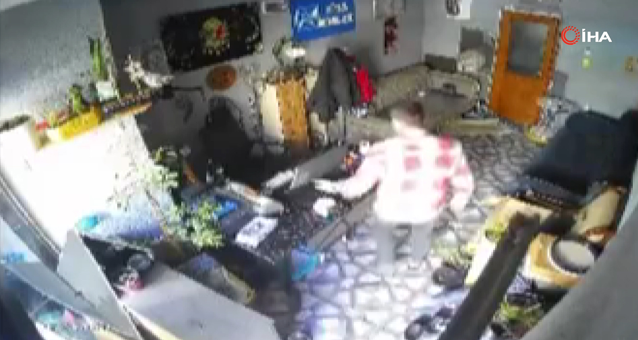 Beylikdüzü’nde Emlakçı Dükkanına Zarar Veren Mal Sahibi Olayı Güvenlik Kamerasında