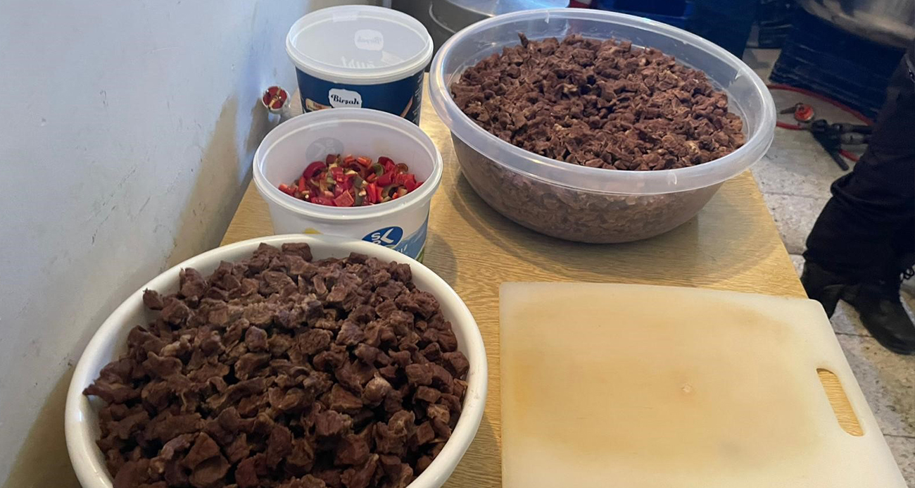 Bilecik’te bodrum katta kaçak yemek üretimine zabıta baskını