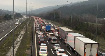 Bolu’da Bayram Dönüşü Trafik Çilesi: Uzun Araç Kuyrukları Oluştu