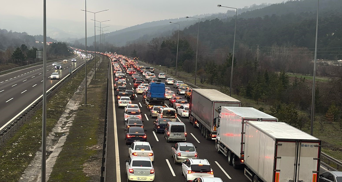 Bolu’da Bayram Dönüşü Trafik Çilesi: Uzun Araç Kuyrukları Oluştu