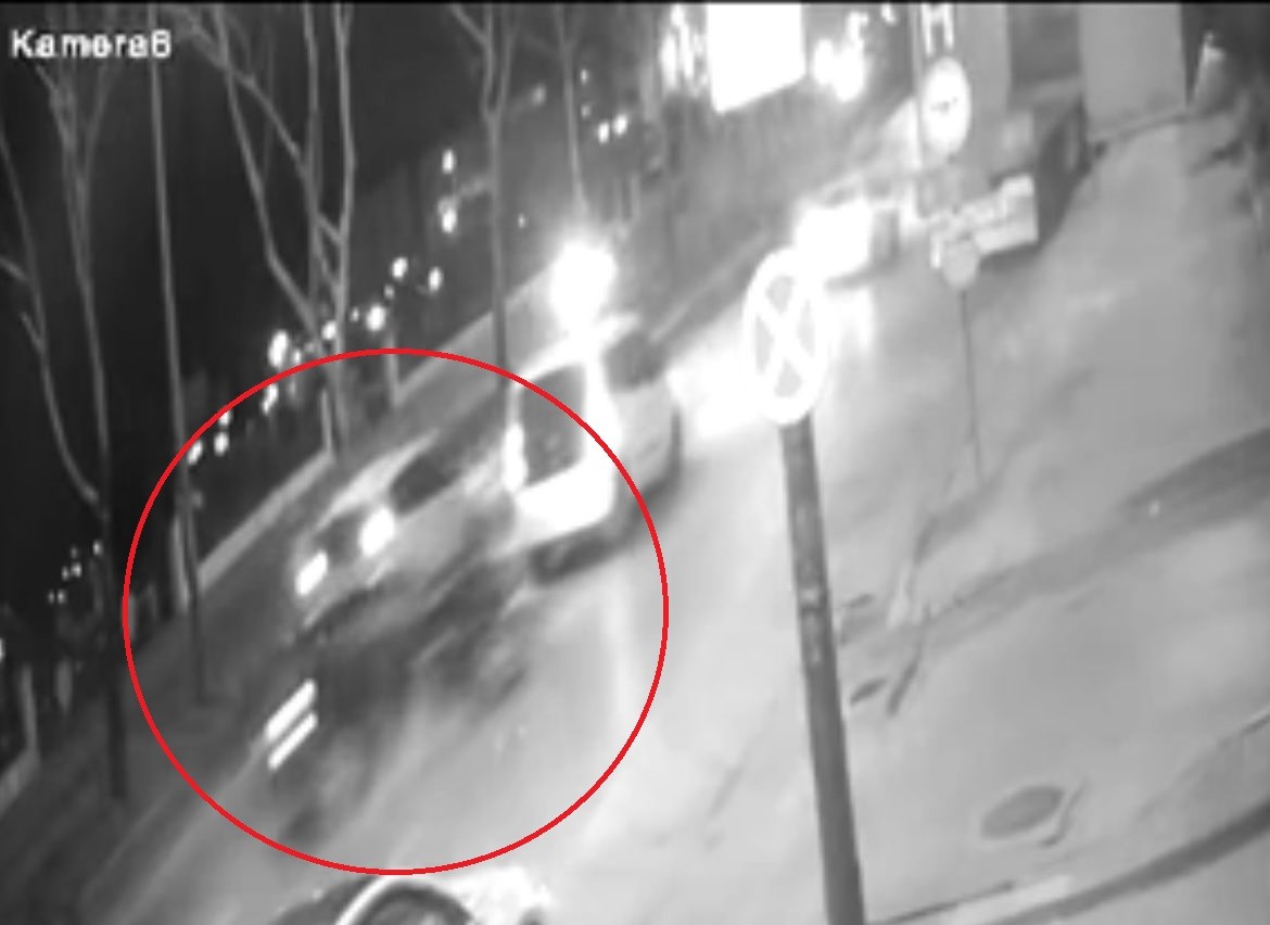 Bursa Osmangazi’de Gece Yarısı Meydana Gelen Trafik Kazası Güvenlik Kamerasında