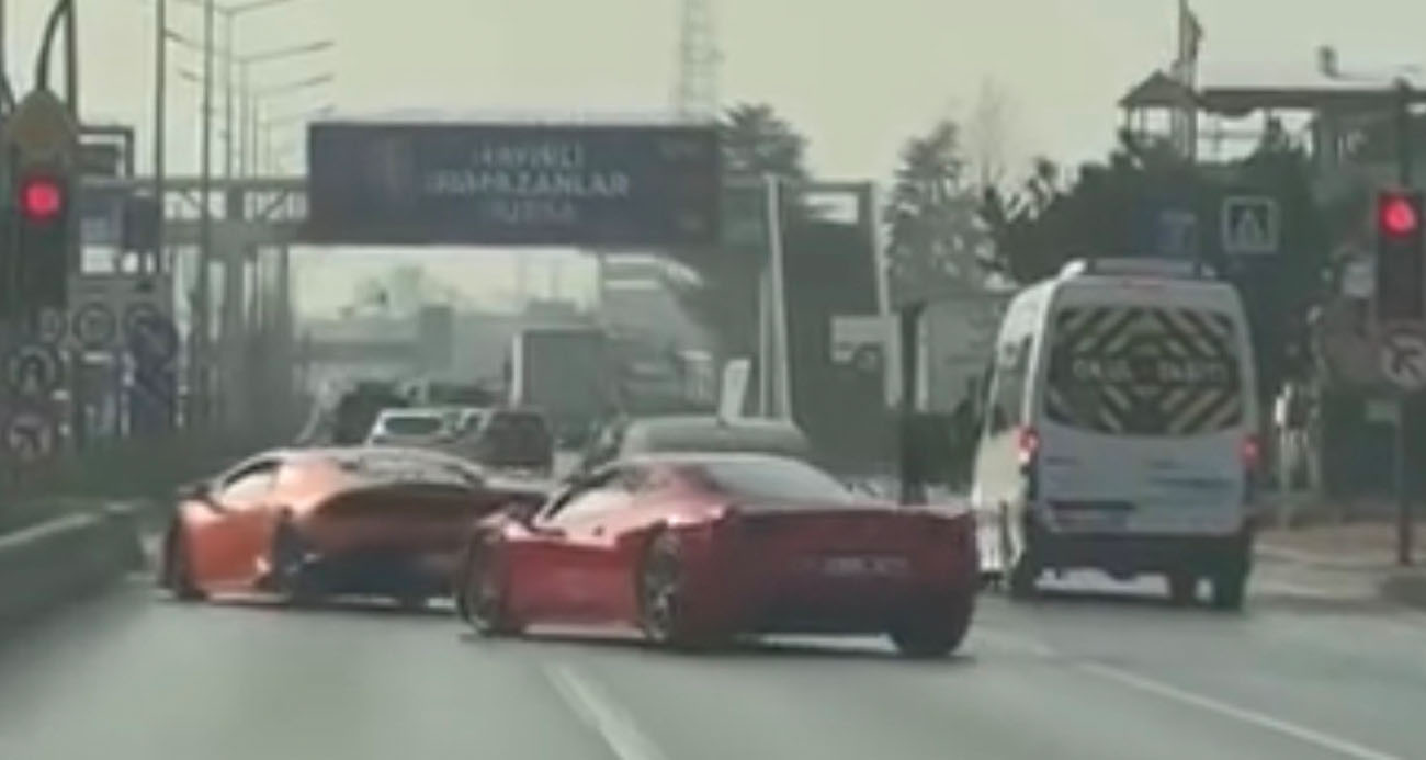 Bursa’da Lüks Otomobiller Trafik Kurallarını İhlal Etti