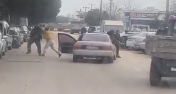 Bursa’da Sürücüler Arasında Yol Ortasında Çıkan Yumruklu Kavga Görüntülendi