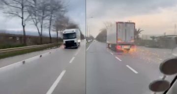 Bursa’da Trafik Kazası: Kontrolden Çıkan TIR Aydınlatma Direğini Devirdi